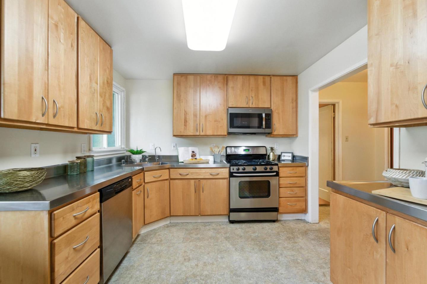 Detail Gallery Image 13 of 36 For 404 Larch Ave, South San Francisco,  CA 94080 - 3 Beds | 1 Baths