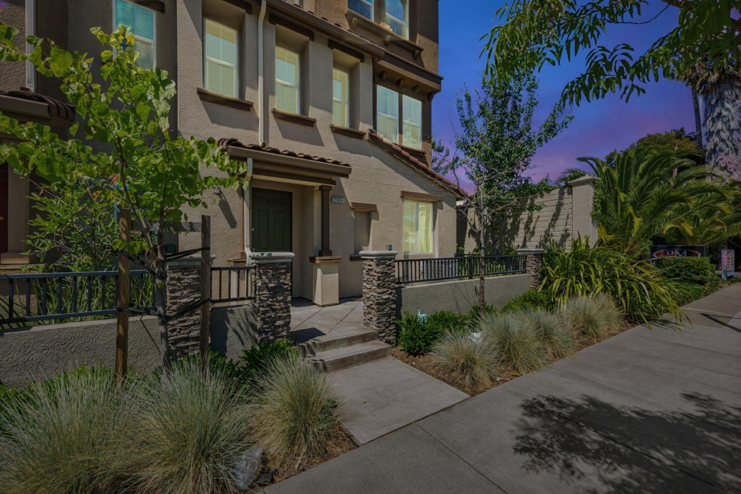 Detail Gallery Image 2 of 57 For 25899 Dollar St, Hayward,  CA 94544 - 4 Beds | 3/1 Baths