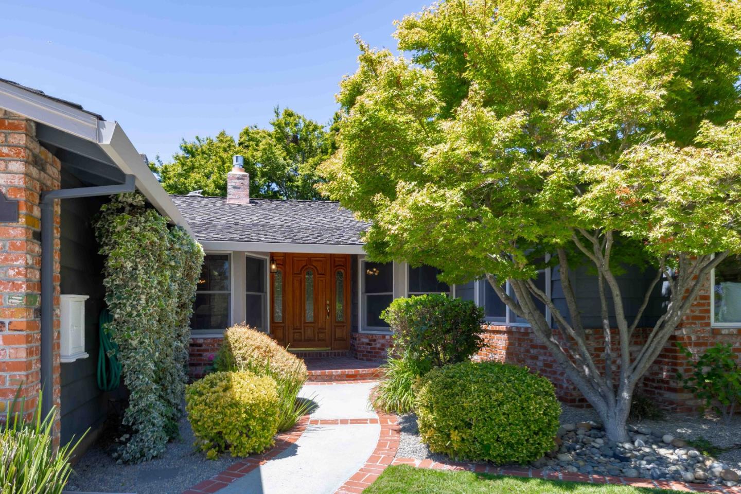 Detail Gallery Image 4 of 27 For 1561 Kingsgate Dr, Sunnyvale,  CA 94087 - 4 Beds | 2 Baths