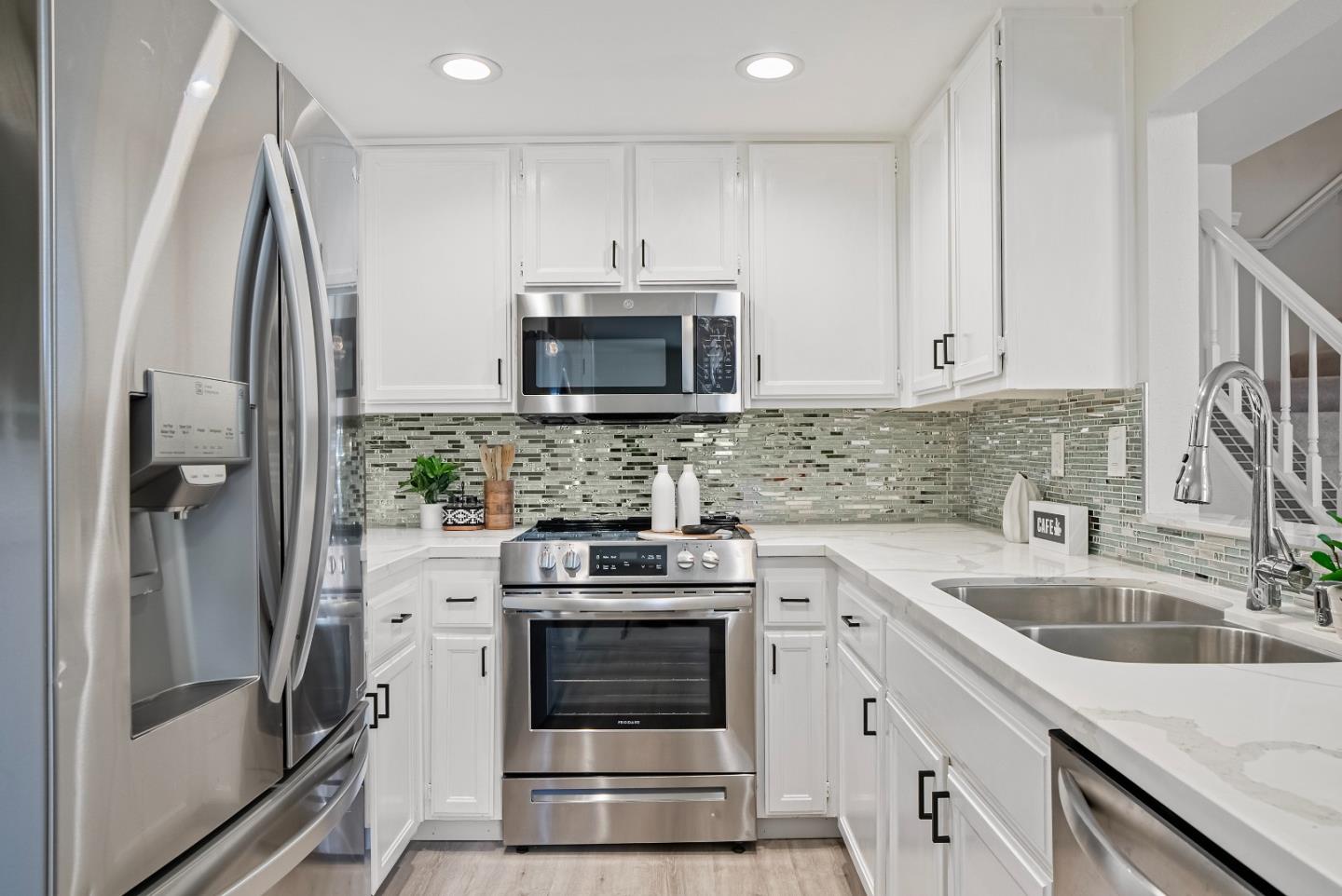 Detail Gallery Image 11 of 39 For 2241 Vista Del Mar, San Mateo,  CA 94404 - 2 Beds | 2 Baths