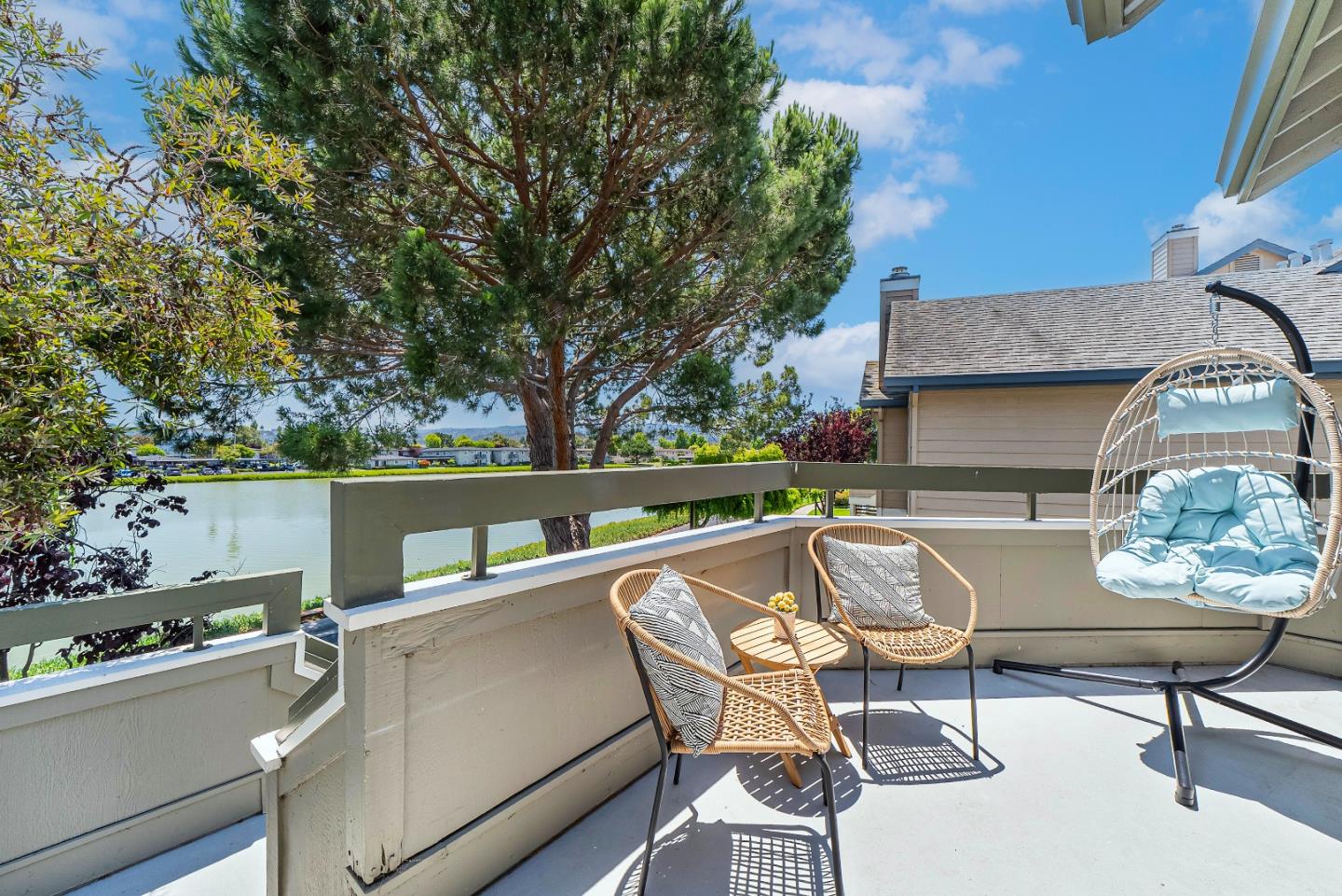 Detail Gallery Image 3 of 39 For 2241 Vista Del Mar, San Mateo,  CA 94404 - 2 Beds | 2 Baths