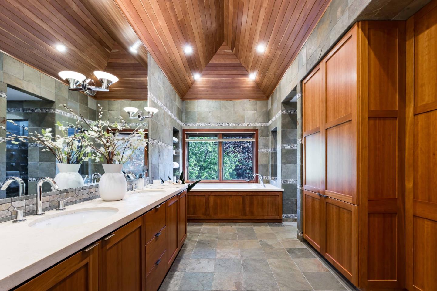 Detail Gallery Image 21 of 39 For 140 Farm Rd, Woodside,  CA 94062 - 5 Beds | 5/1 Baths