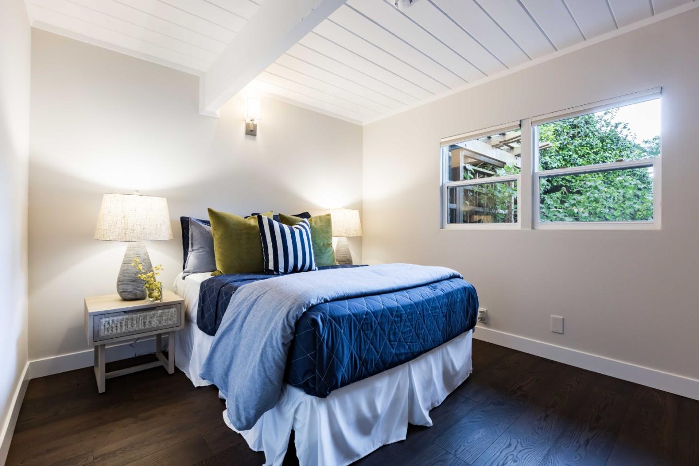 Detail Gallery Image 12 of 34 For 653 Wildwood Ln, Palo Alto,  CA 94303 - 6 Beds | 4 Baths