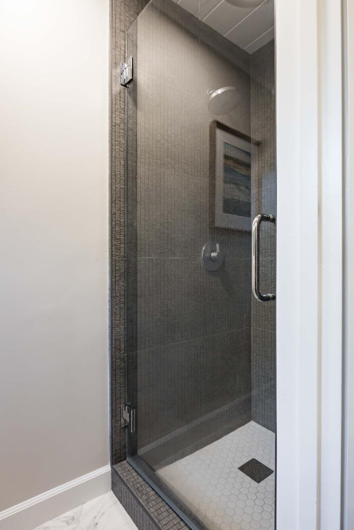 Detail Gallery Image 17 of 34 For 653 Wildwood Ln, Palo Alto,  CA 94303 - 6 Beds | 4 Baths