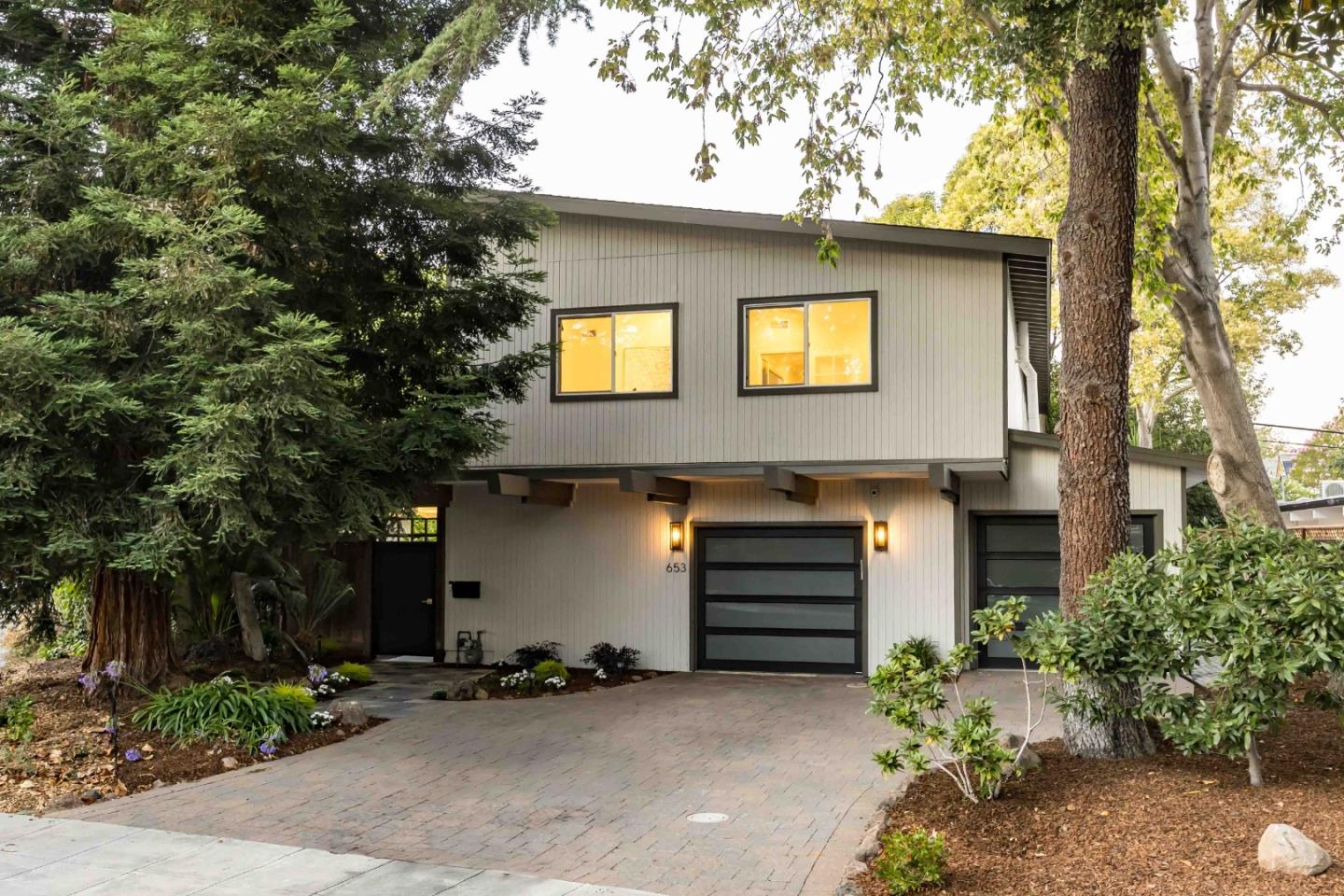 Detail Gallery Image 2 of 34 For 653 Wildwood Ln, Palo Alto,  CA 94303 - 6 Beds | 4 Baths