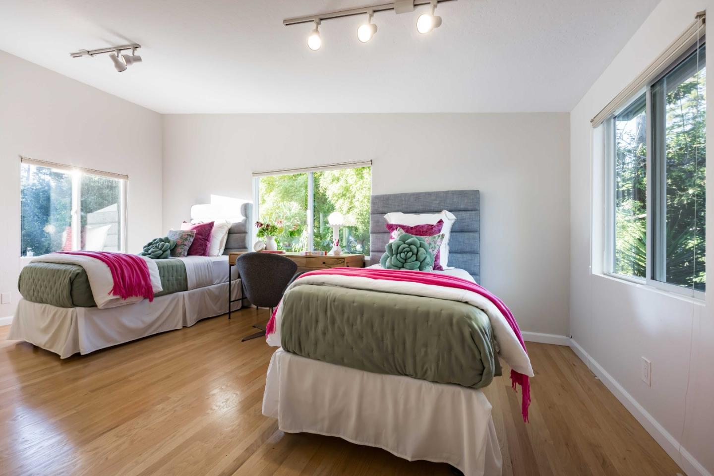 Detail Gallery Image 22 of 34 For 653 Wildwood Ln, Palo Alto,  CA 94303 - 6 Beds | 4 Baths