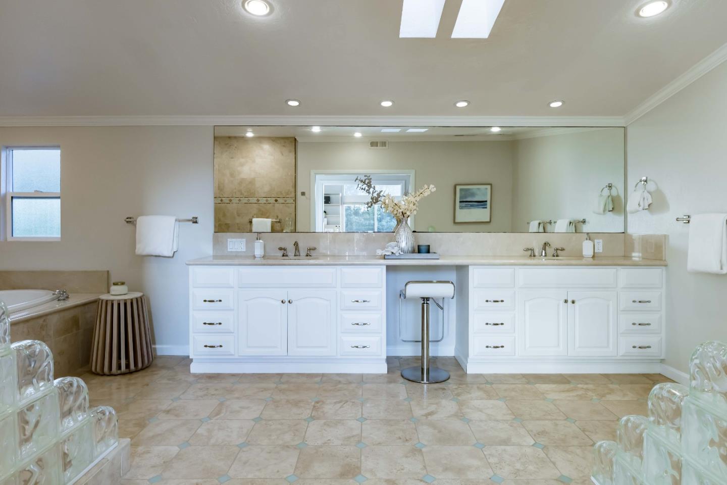 Detail Gallery Image 26 of 34 For 653 Wildwood Ln, Palo Alto,  CA 94303 - 6 Beds | 4 Baths