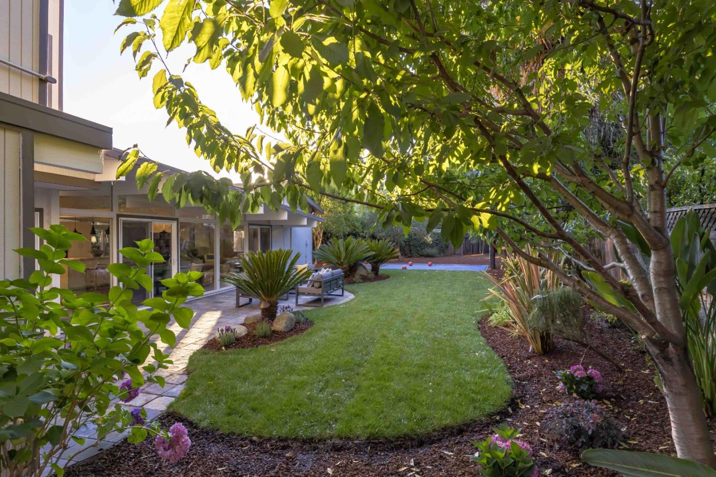 Detail Gallery Image 30 of 34 For 653 Wildwood Ln, Palo Alto,  CA 94303 - 6 Beds | 4 Baths