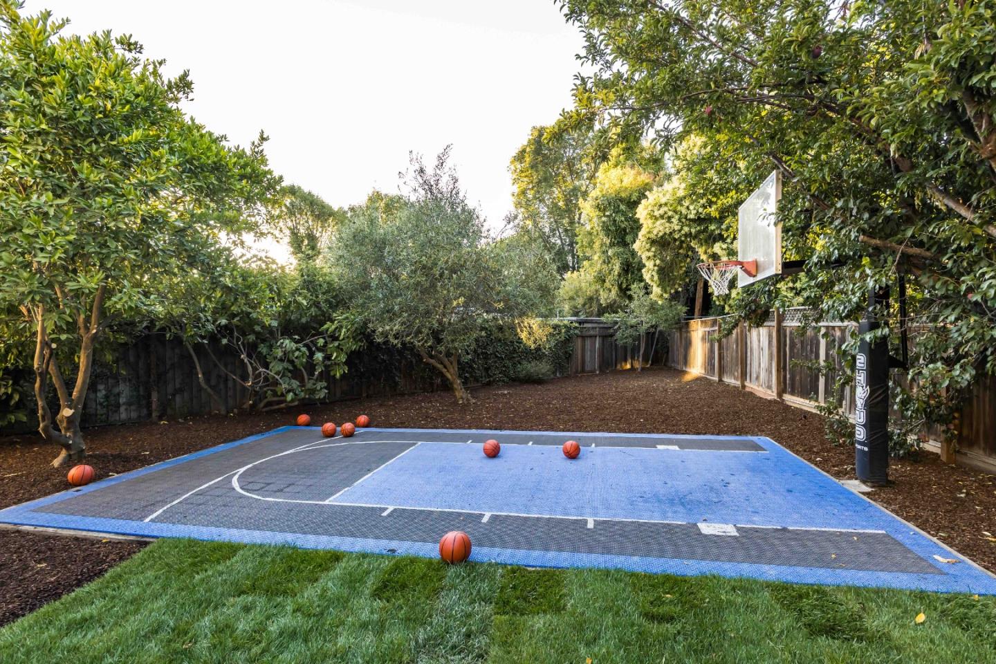 Detail Gallery Image 32 of 34 For 653 Wildwood Ln, Palo Alto,  CA 94303 - 6 Beds | 4 Baths