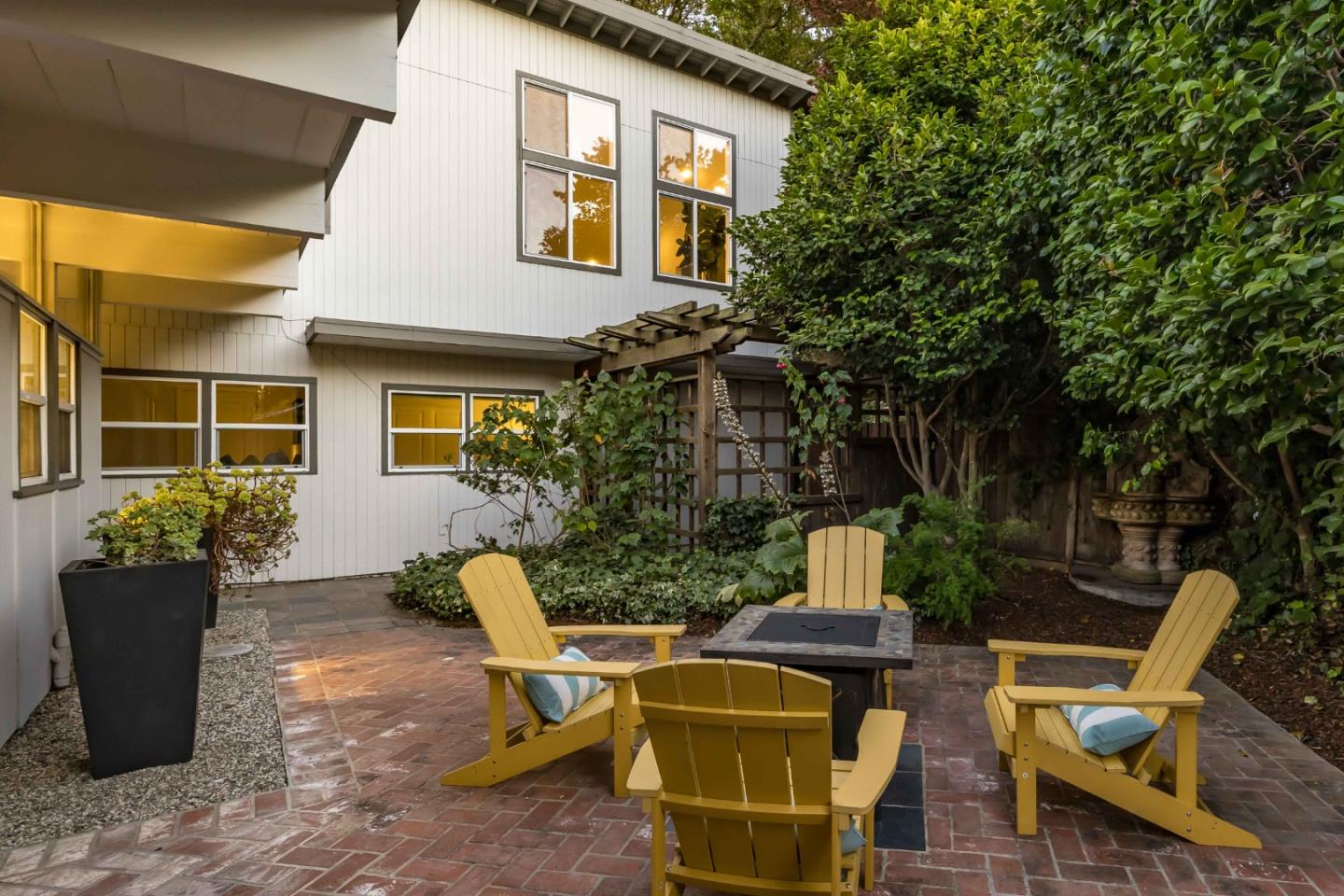 Detail Gallery Image 33 of 34 For 653 Wildwood Ln, Palo Alto,  CA 94303 - 6 Beds | 4 Baths