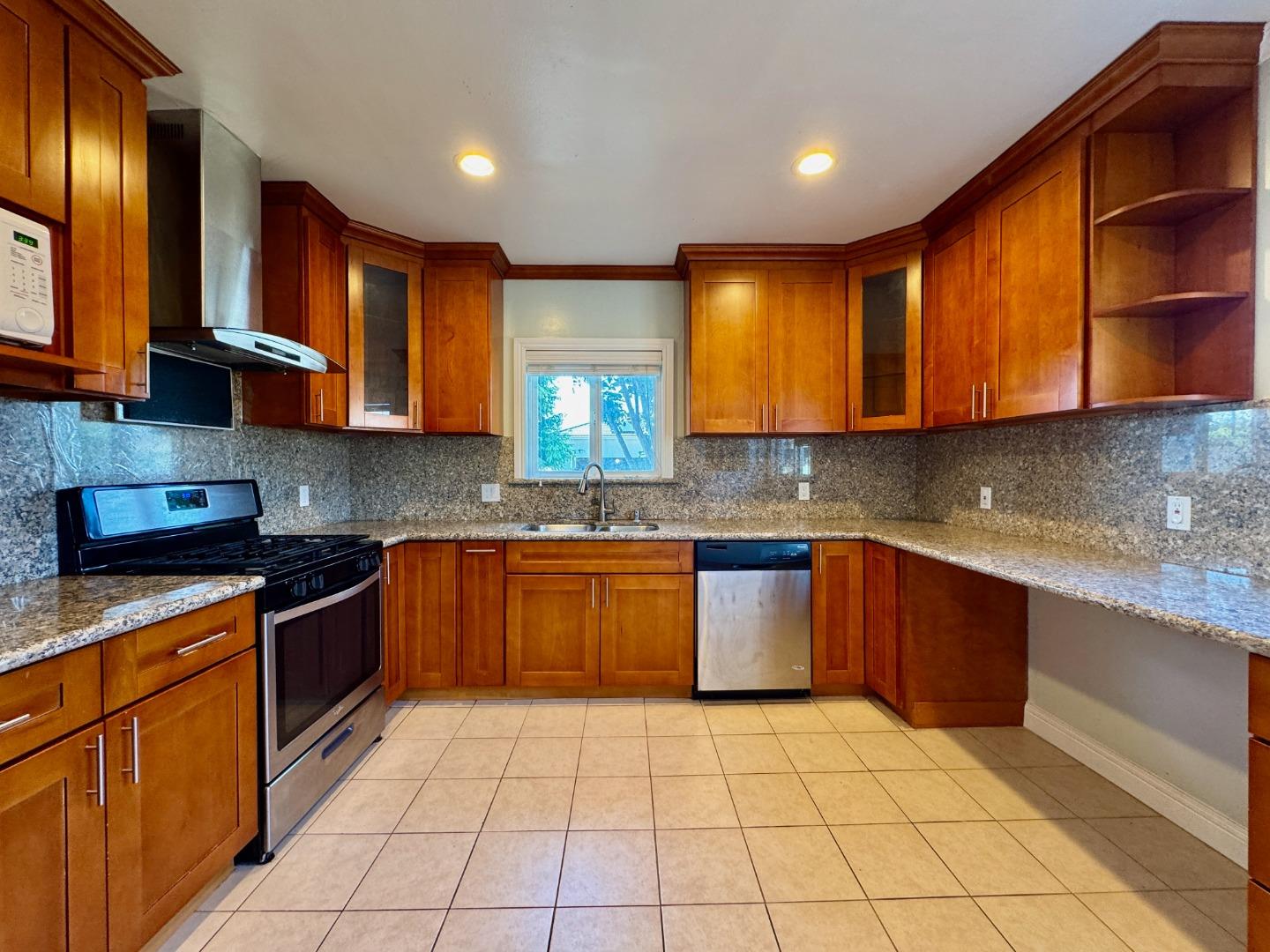 Detail Gallery Image 10 of 47 For 3801 Pacific Blvd, San Mateo,  CA 94403 - 3 Beds | 2 Baths