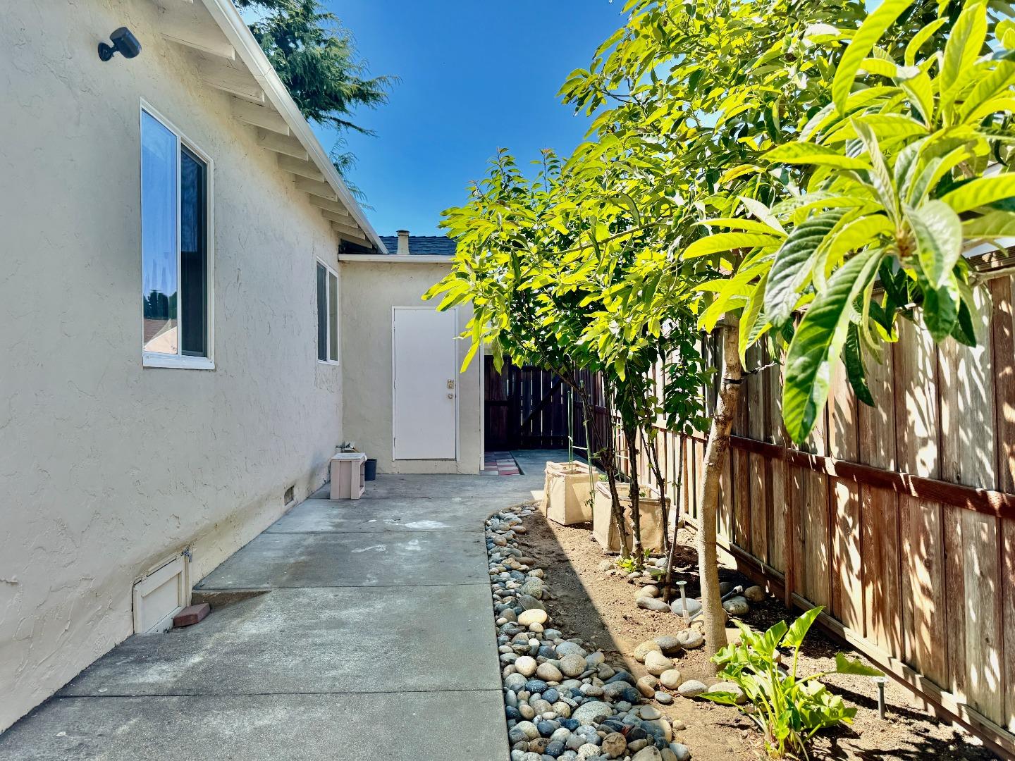 Detail Gallery Image 24 of 47 For 3801 Pacific Blvd, San Mateo,  CA 94403 - 3 Beds | 2 Baths