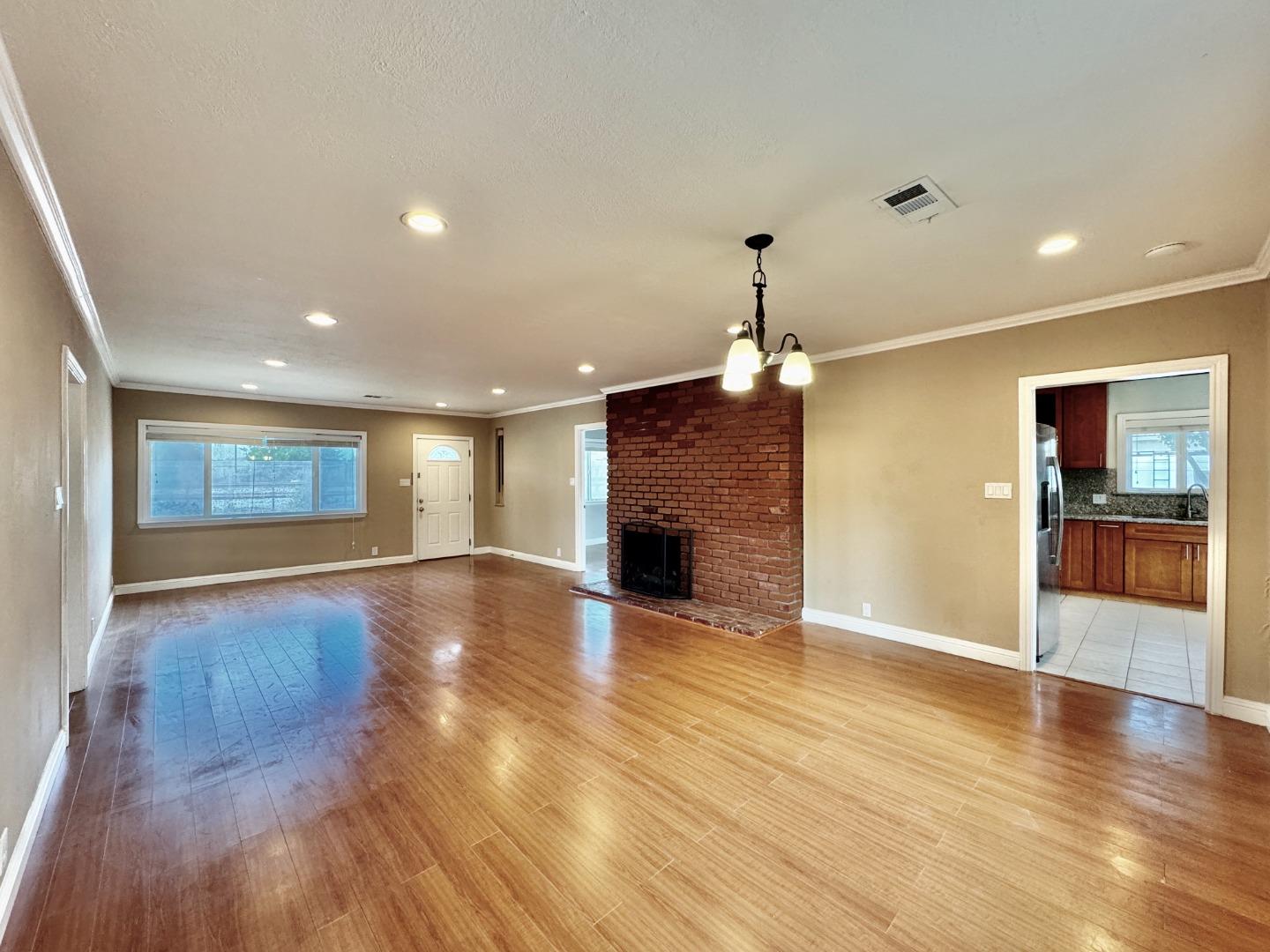 Detail Gallery Image 5 of 47 For 3801 Pacific Blvd, San Mateo,  CA 94403 - 3 Beds | 2 Baths