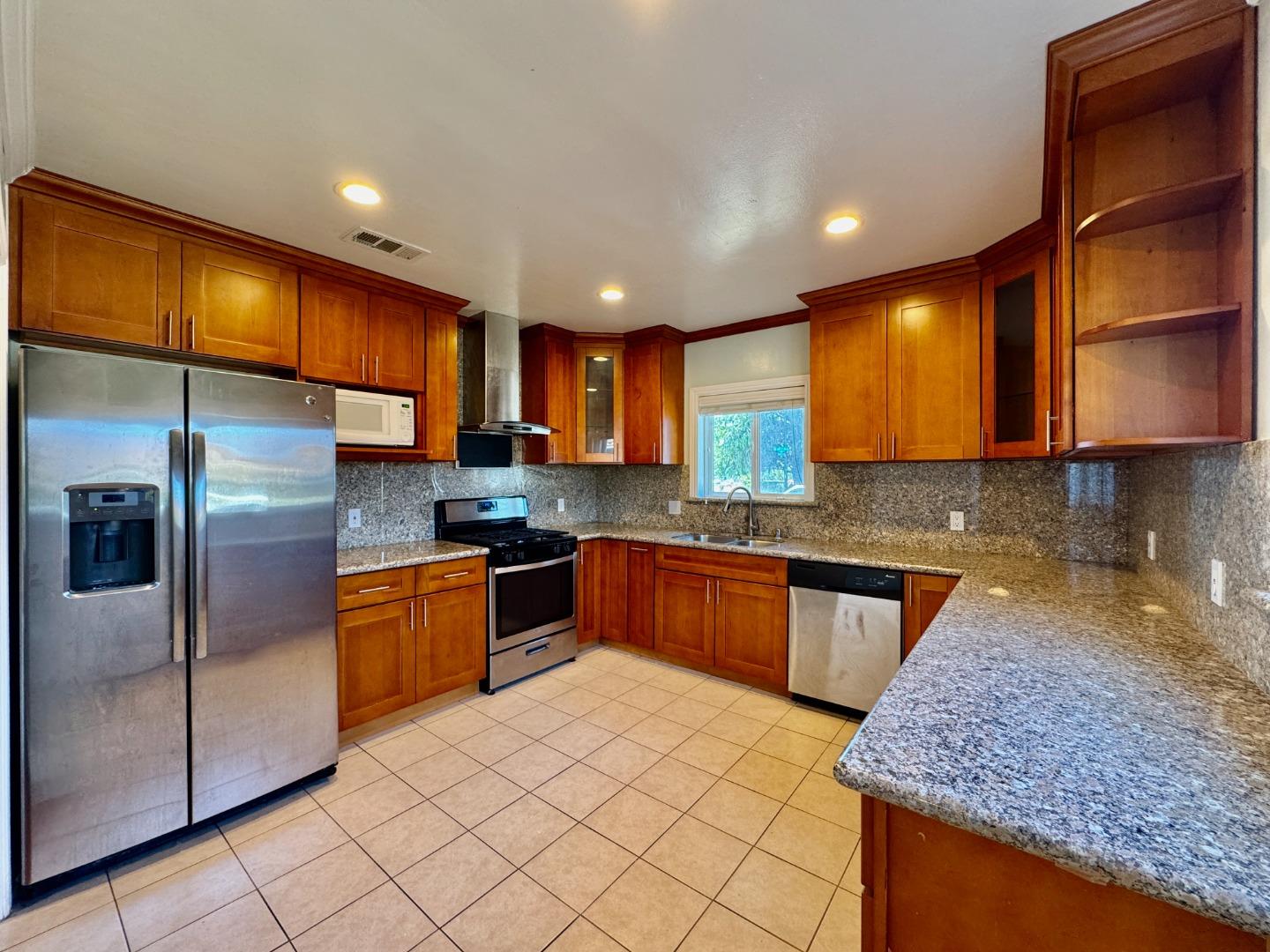 Detail Gallery Image 8 of 47 For 3801 Pacific Blvd, San Mateo,  CA 94403 - 3 Beds | 2 Baths