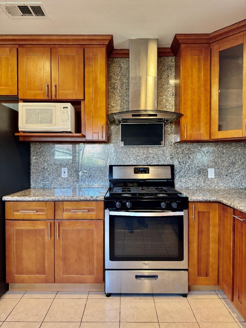 Detail Gallery Image 9 of 47 For 3801 Pacific Blvd, San Mateo,  CA 94403 - 3 Beds | 2 Baths