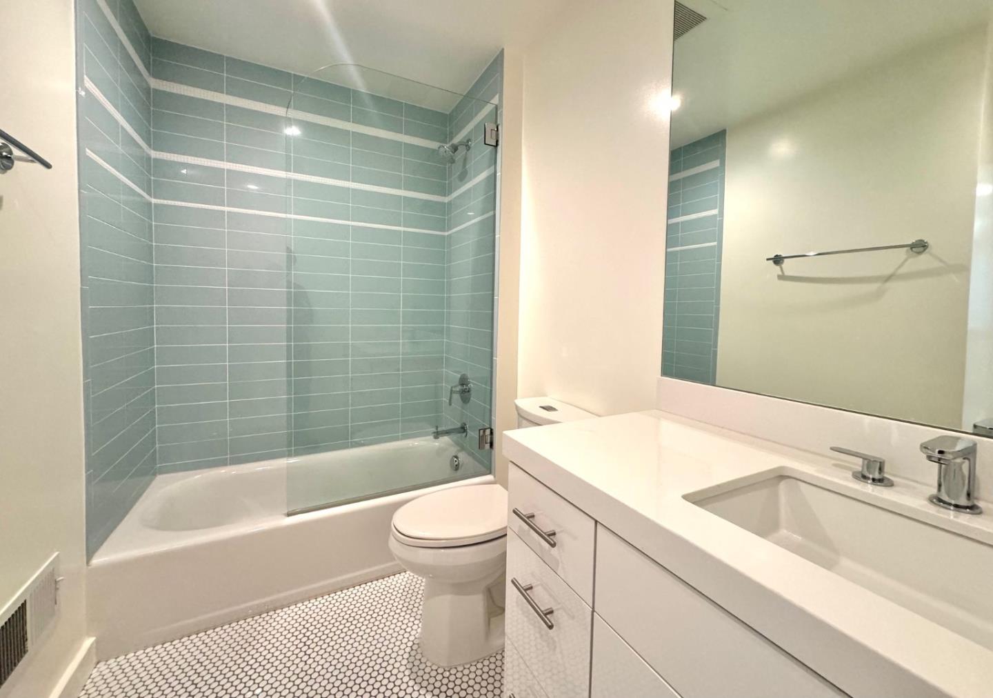 Detail Gallery Image 12 of 16 For 701 2nd Avenue #6, San Mateo,  CA 94401 - 2 Beds | 2/1 Baths