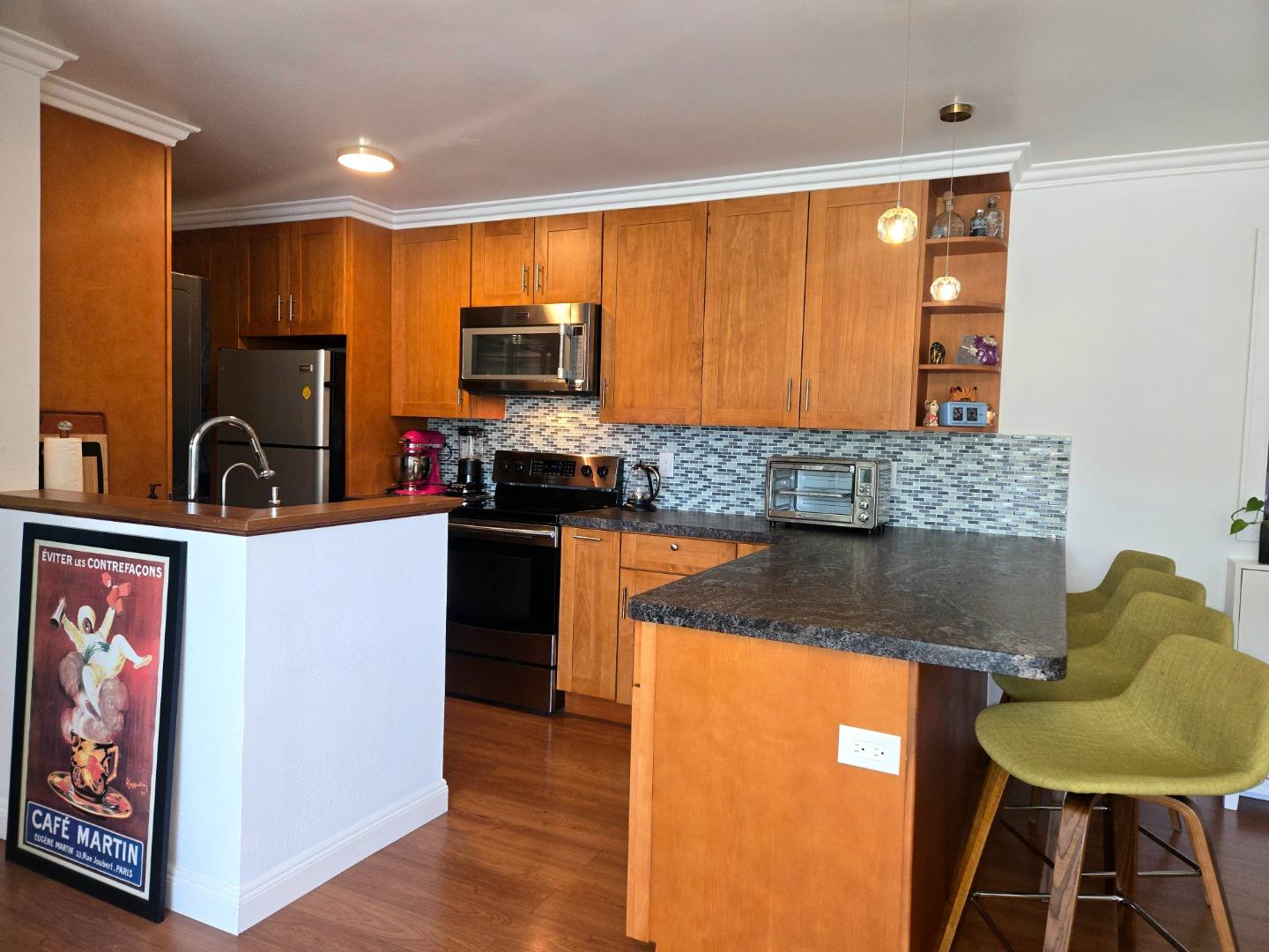 Detail Gallery Image 4 of 18 For 233 Boardwalk Ave a,  San Bruno,  CA 94066 - 1 Beds | 1 Baths