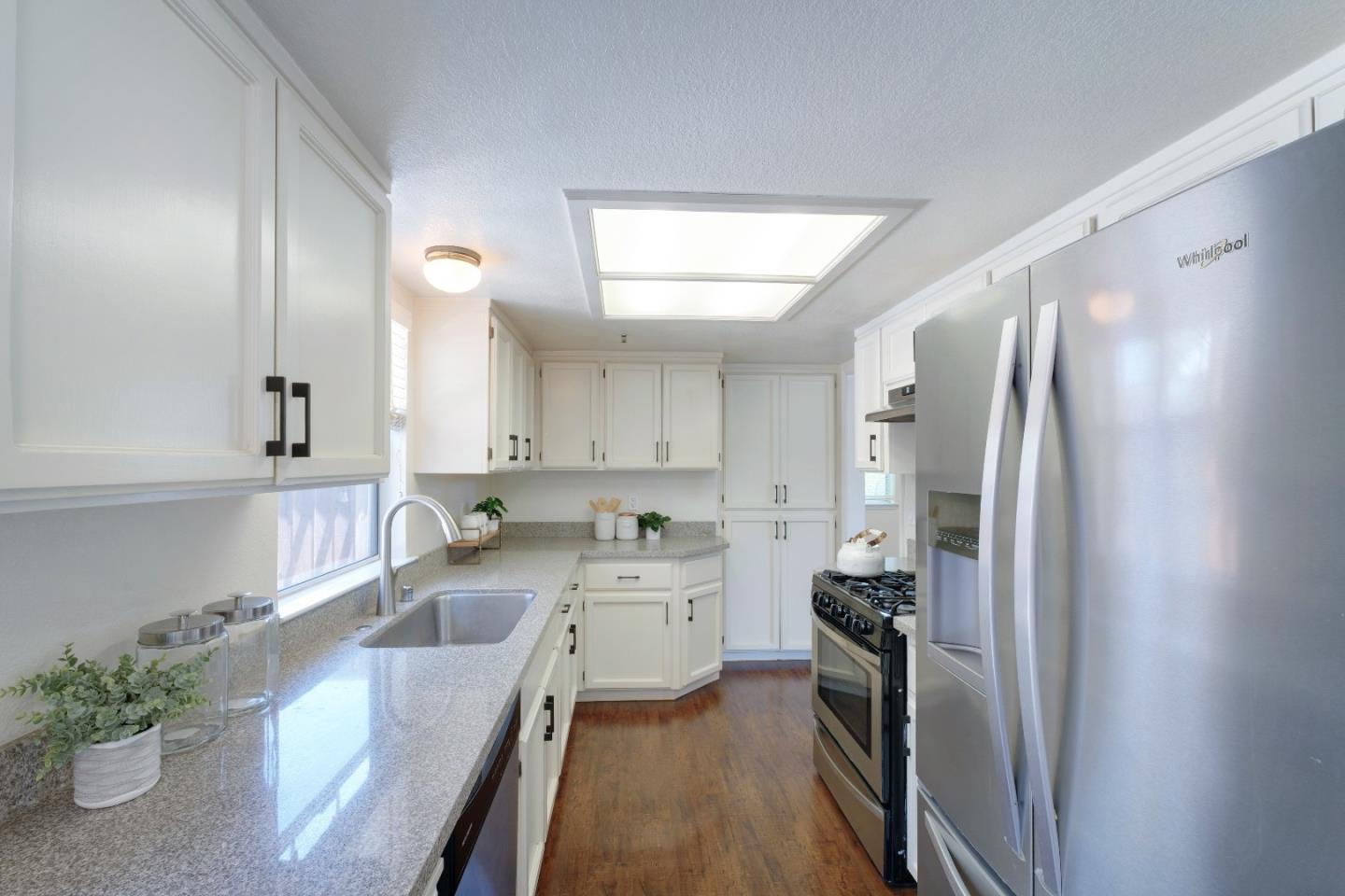 Detail Gallery Image 14 of 43 For 21697 Lomita Ave, Cupertino,  CA 95014 - 2 Beds | 2/1 Baths