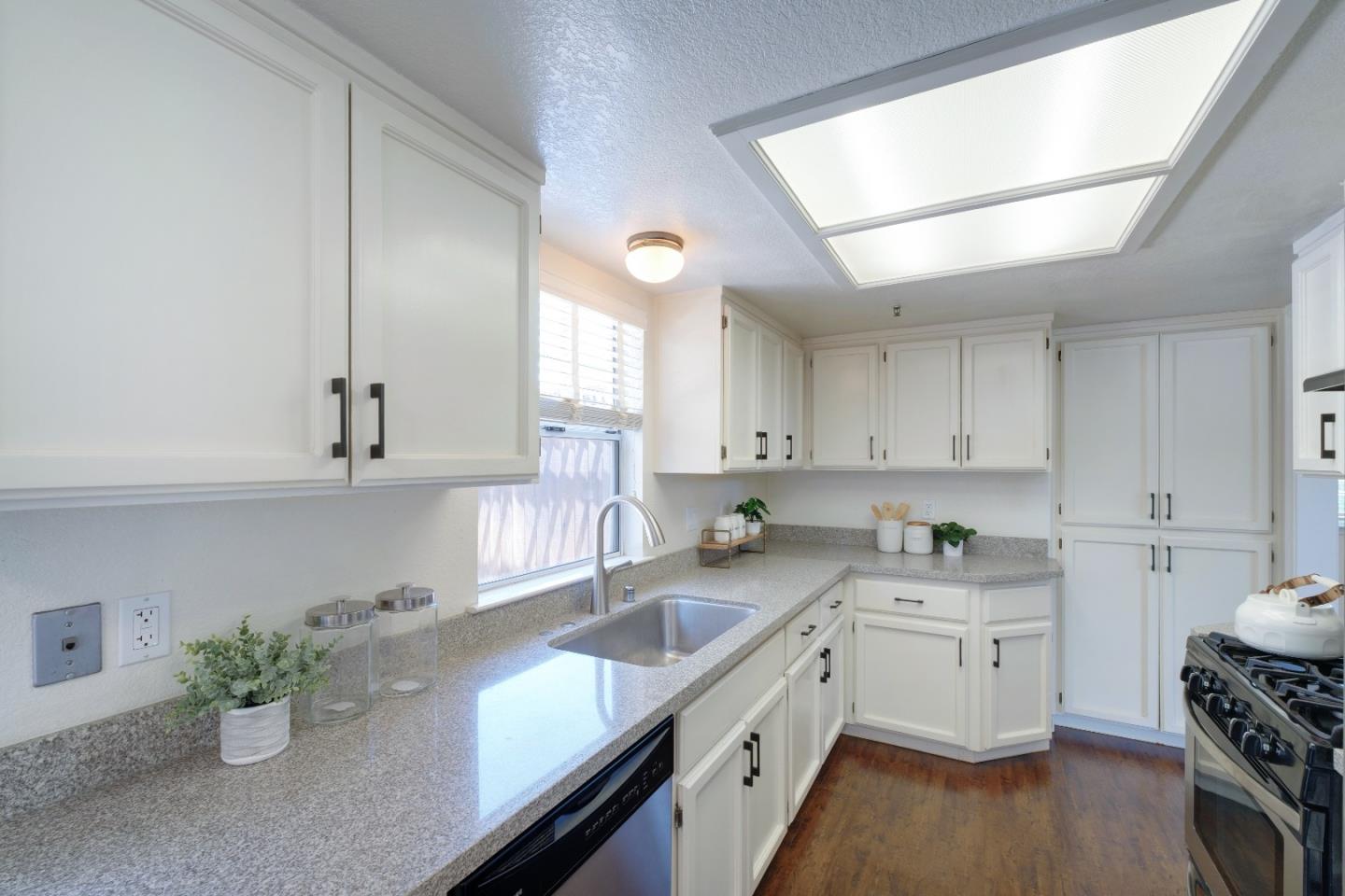 Detail Gallery Image 15 of 43 For 21697 Lomita Ave, Cupertino,  CA 95014 - 2 Beds | 2/1 Baths