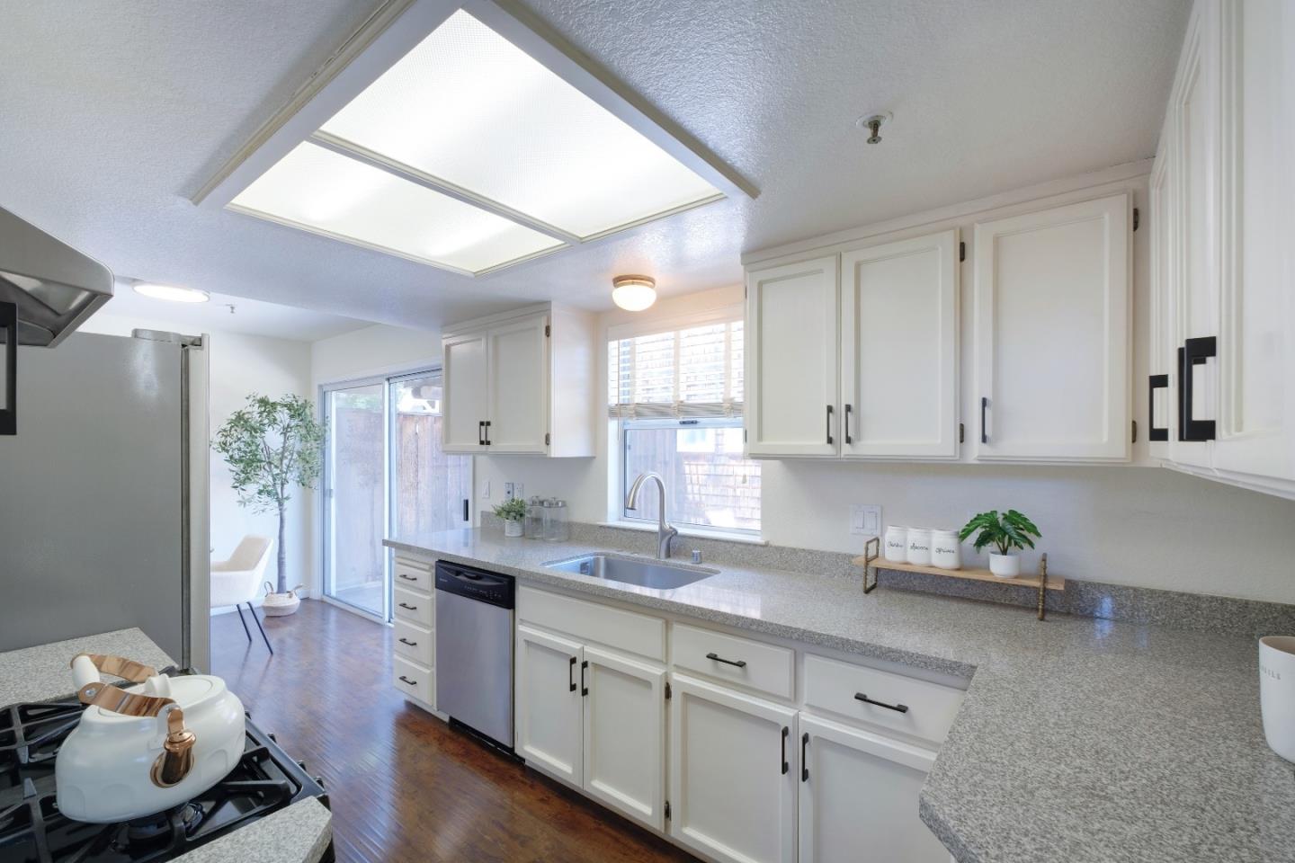Detail Gallery Image 18 of 43 For 21697 Lomita Ave, Cupertino,  CA 95014 - 2 Beds | 2/1 Baths