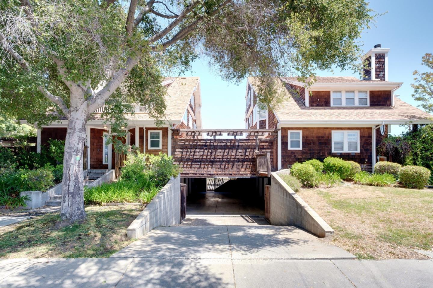 Detail Gallery Image 2 of 43 For 21697 Lomita Ave, Cupertino,  CA 95014 - 2 Beds | 2/1 Baths