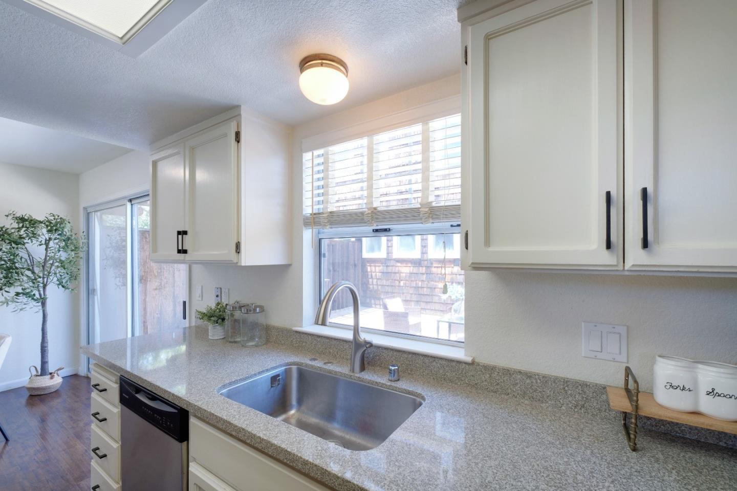 Detail Gallery Image 6 of 43 For 21697 Lomita Ave, Cupertino,  CA 95014 - 2 Beds | 2/1 Baths
