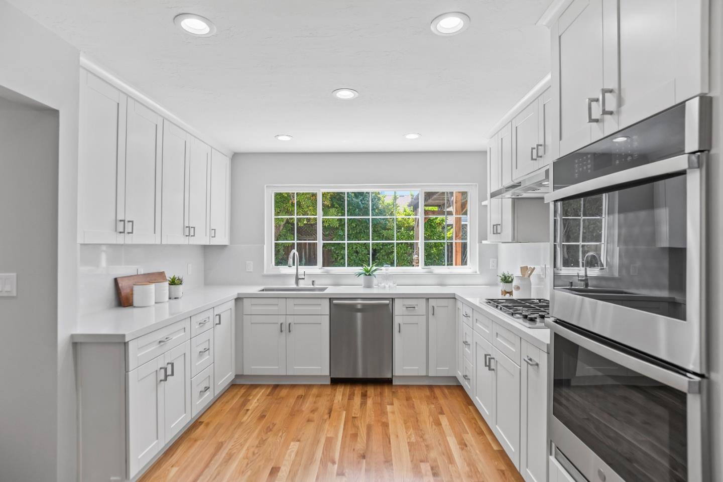 Detail Gallery Image 10 of 35 For 1643 Finch Way, Sunnyvale,  CA 94087 - 4 Beds | 2/1 Baths