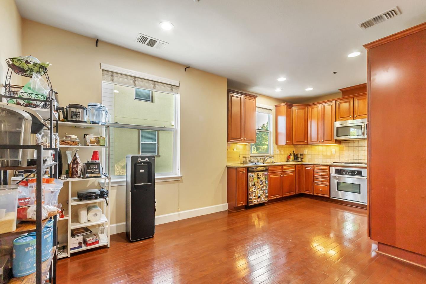 Detail Gallery Image 14 of 46 For 226 Peppermint Tree Ter #2,  Sunnyvale,  CA 94086 - 3 Beds | 3/1 Baths