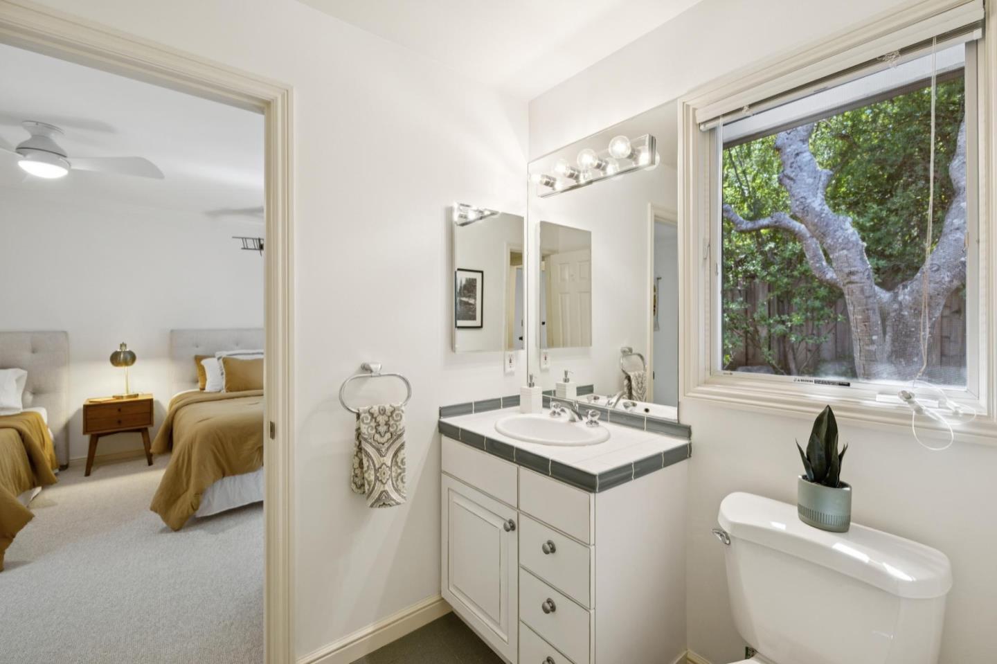 Detail Gallery Image 21 of 34 For 581 Laurent Rd, Hillsborough,  CA 94010 - 4 Beds | 3/1 Baths