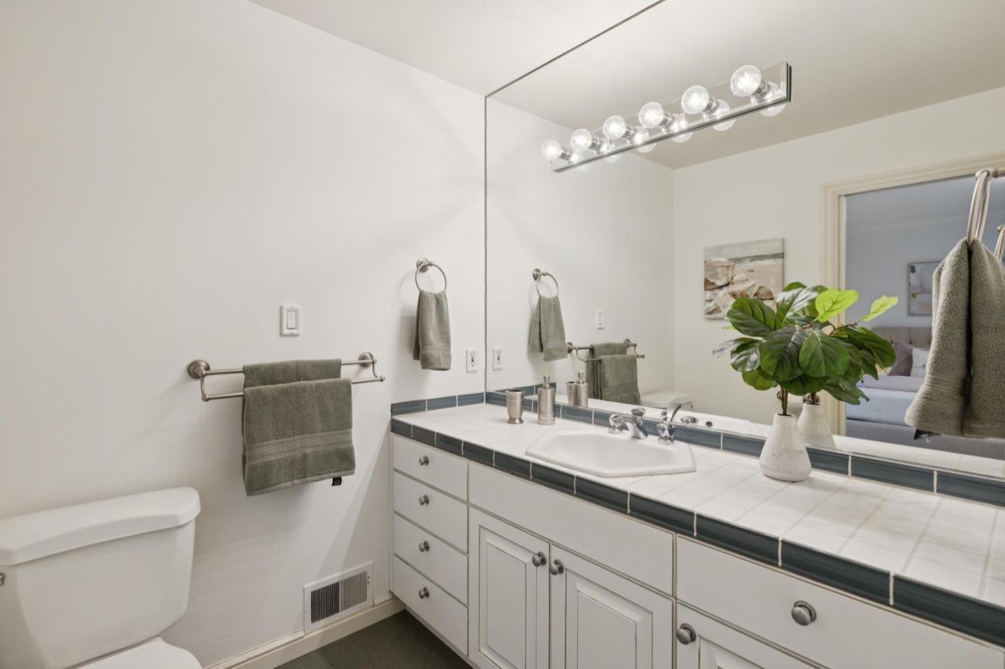 Detail Gallery Image 23 of 34 For 581 Laurent Rd, Hillsborough,  CA 94010 - 4 Beds | 3/1 Baths