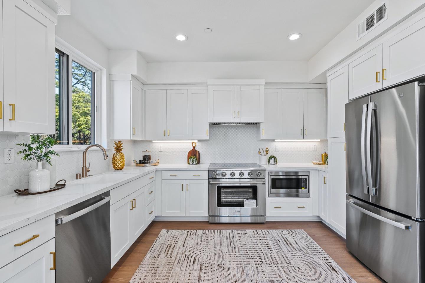 Detail Gallery Image 11 of 25 For 927 Woodside Rd, Redwood City,  CA 94061 - 4 Beds | 2/1 Baths