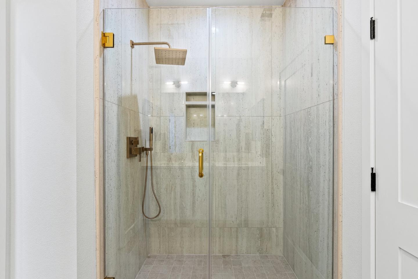 Detail Gallery Image 21 of 25 For 927 Woodside Rd, Redwood City,  CA 94061 - 4 Beds | 2/1 Baths