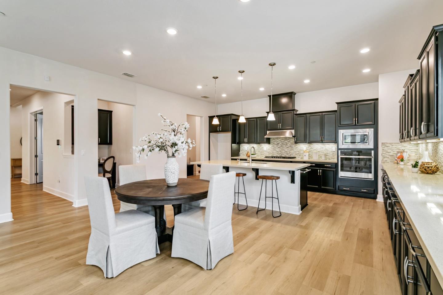 Detail Gallery Image 6 of 29 For 7942 Cinnamon Way, Gilroy,  CA 95020 - 4 Beds | 3/1 Baths