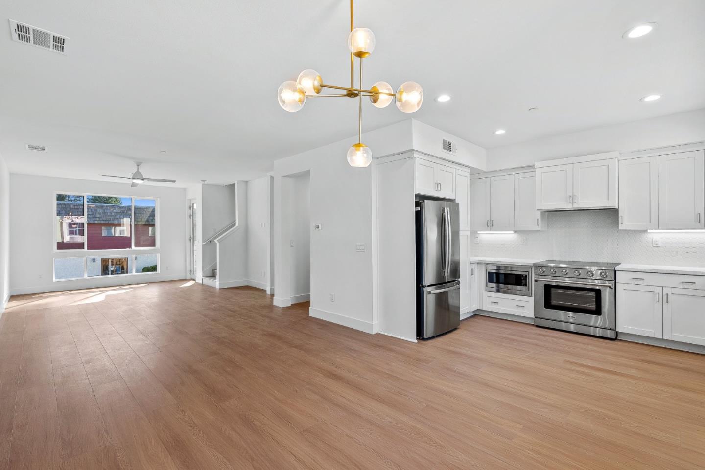 Detail Gallery Image 11 of 25 For 931 Woodside Rd, Redwood City,  CA 94061 - 4 Beds | 2/1 Baths