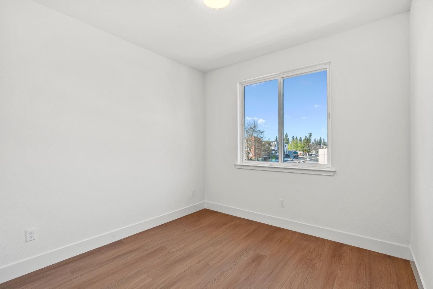 Detail Gallery Image 22 of 25 For 931 Woodside Rd, Redwood City,  CA 94061 - 4 Beds | 2/1 Baths