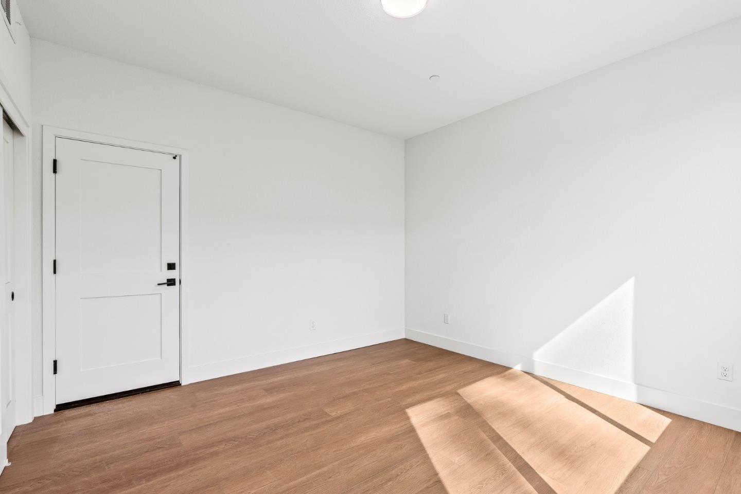Detail Gallery Image 3 of 25 For 931 Woodside Rd, Redwood City,  CA 94061 - 4 Beds | 2/1 Baths
