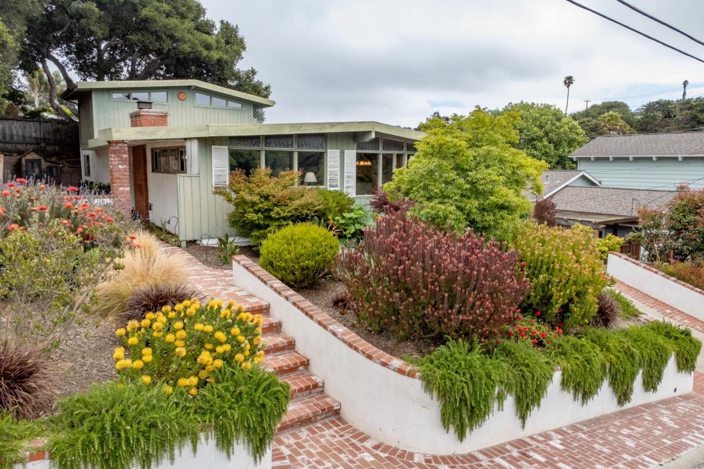Detail Gallery Image 2 of 35 For 831 Arlington Pl, Del Rey Oaks,  CA 93940 - 4 Beds | 2 Baths