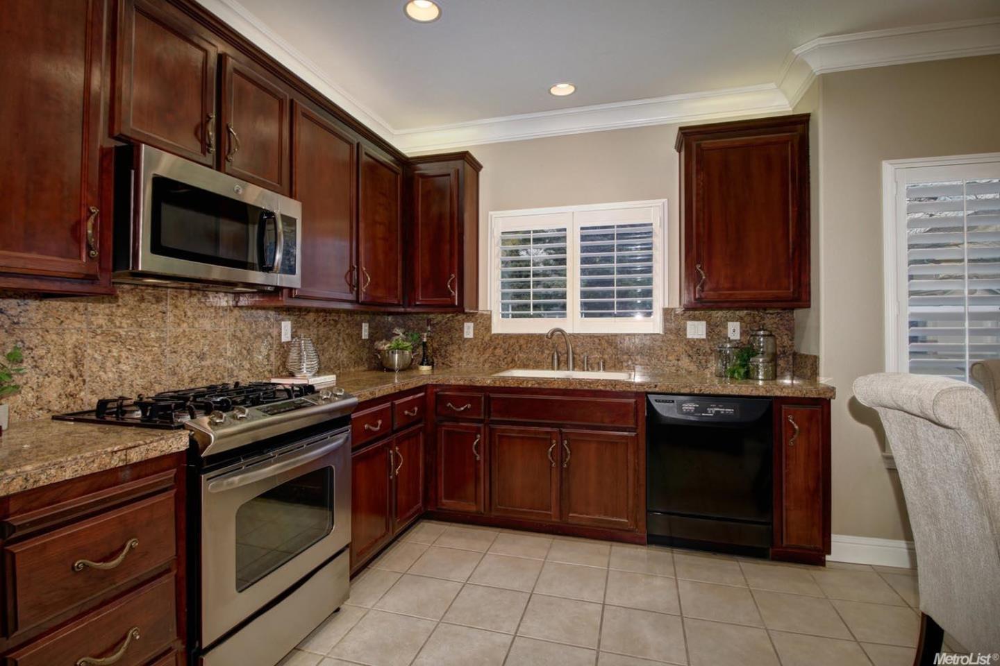 Detail Gallery Image 5 of 13 For 3520 Emerson Dr, Roseville,  CA 95661 - 3 Beds | 2/1 Baths