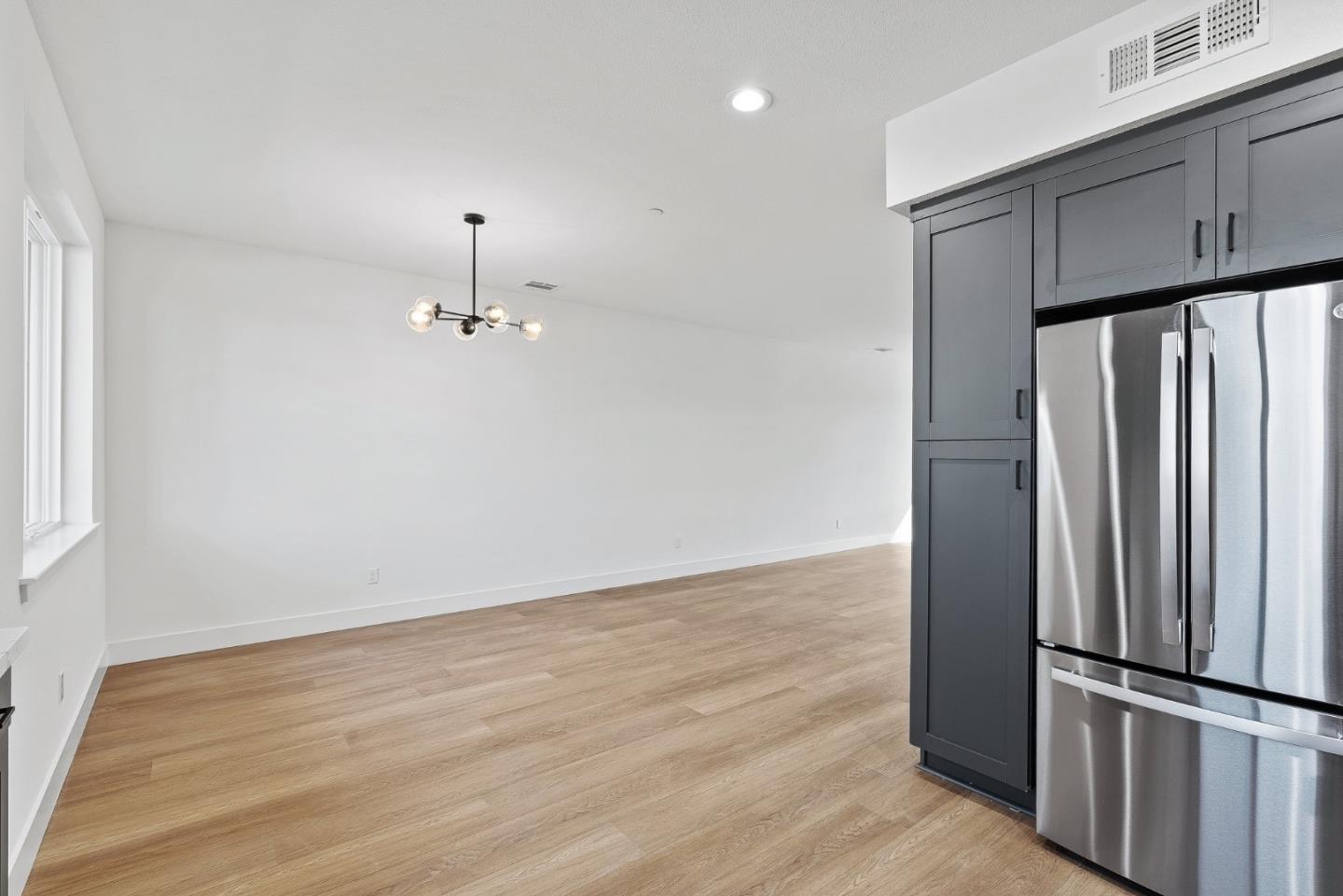 Detail Gallery Image 14 of 22 For 935 Woodside Rd, Redwood City,  CA 94061 - 4 Beds | 2/1 Baths