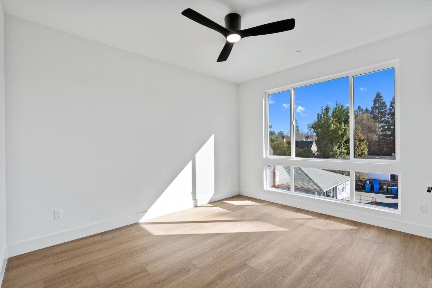 Detail Gallery Image 15 of 22 For 935 Woodside Rd, Redwood City,  CA 94061 - 4 Beds | 2/1 Baths