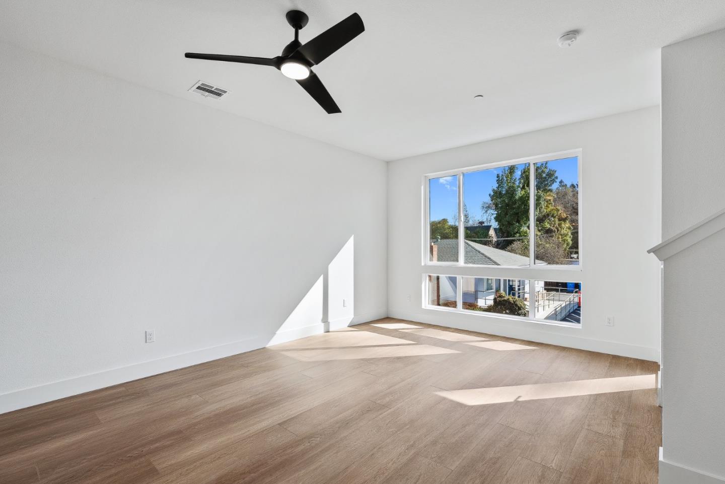 Detail Gallery Image 4 of 22 For 935 Woodside Rd, Redwood City,  CA 94061 - 4 Beds | 2/1 Baths