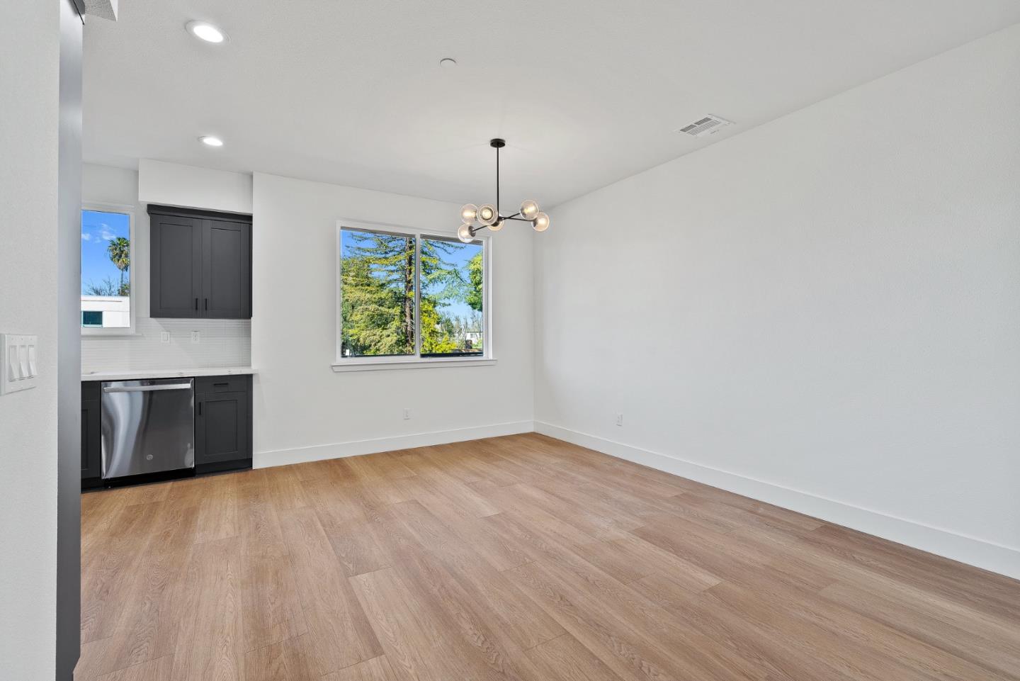 Detail Gallery Image 9 of 22 For 935 Woodside Rd, Redwood City,  CA 94061 - 4 Beds | 2/1 Baths