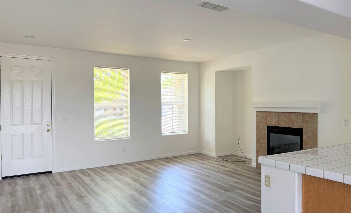 Detail Gallery Image 2 of 18 For 5906 Caddington Way, Sacramento,  CA 95835 - 3 Beds | 2/1 Baths