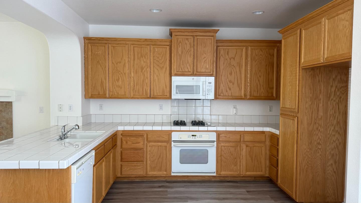 Detail Gallery Image 5 of 18 For 5906 Caddington Way, Sacramento,  CA 95835 - 3 Beds | 2/1 Baths