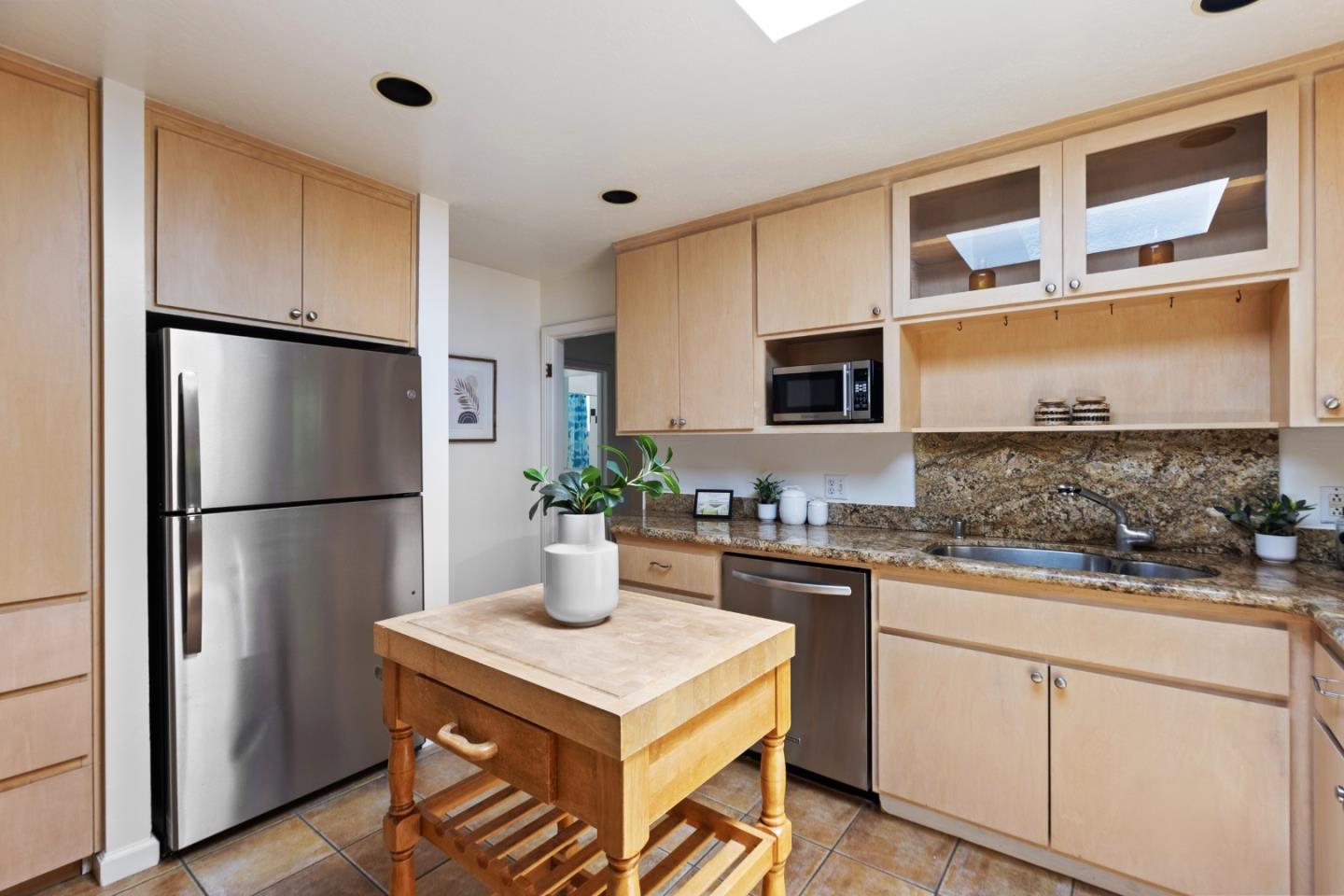 Detail Gallery Image 16 of 51 For 2001 Valparaiso Ave, Menlo Park,  CA 94025 - 3 Beds | 2 Baths