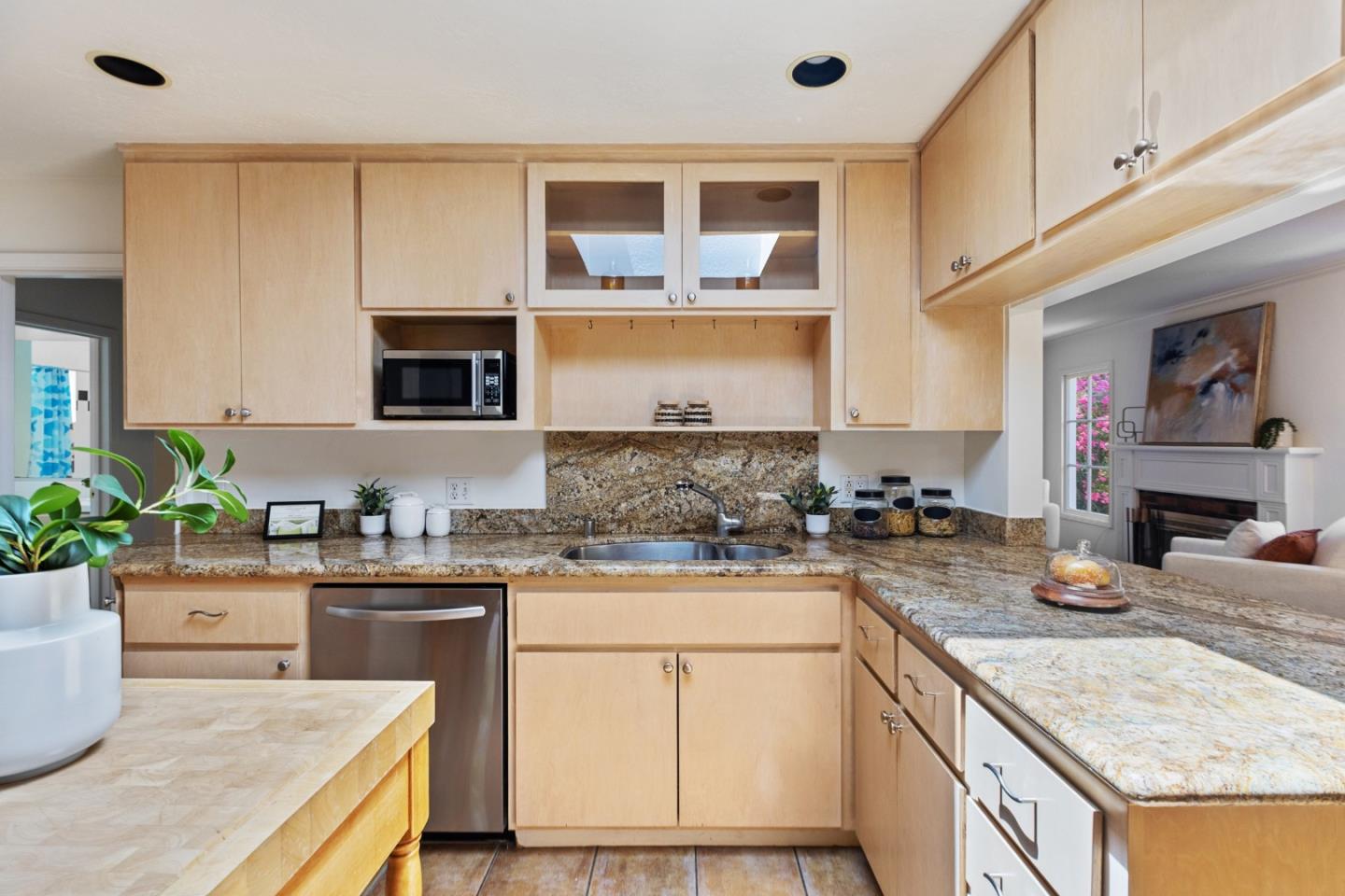 Detail Gallery Image 17 of 51 For 2001 Valparaiso Ave, Menlo Park,  CA 94025 - 3 Beds | 2 Baths