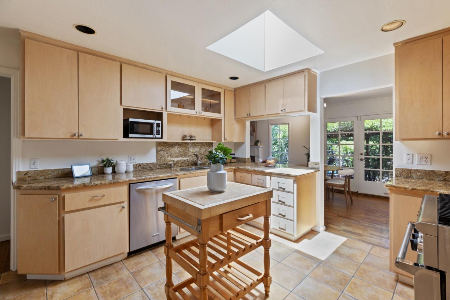 Detail Gallery Image 18 of 51 For 2001 Valparaiso Ave, Menlo Park,  CA 94025 - 3 Beds | 2 Baths