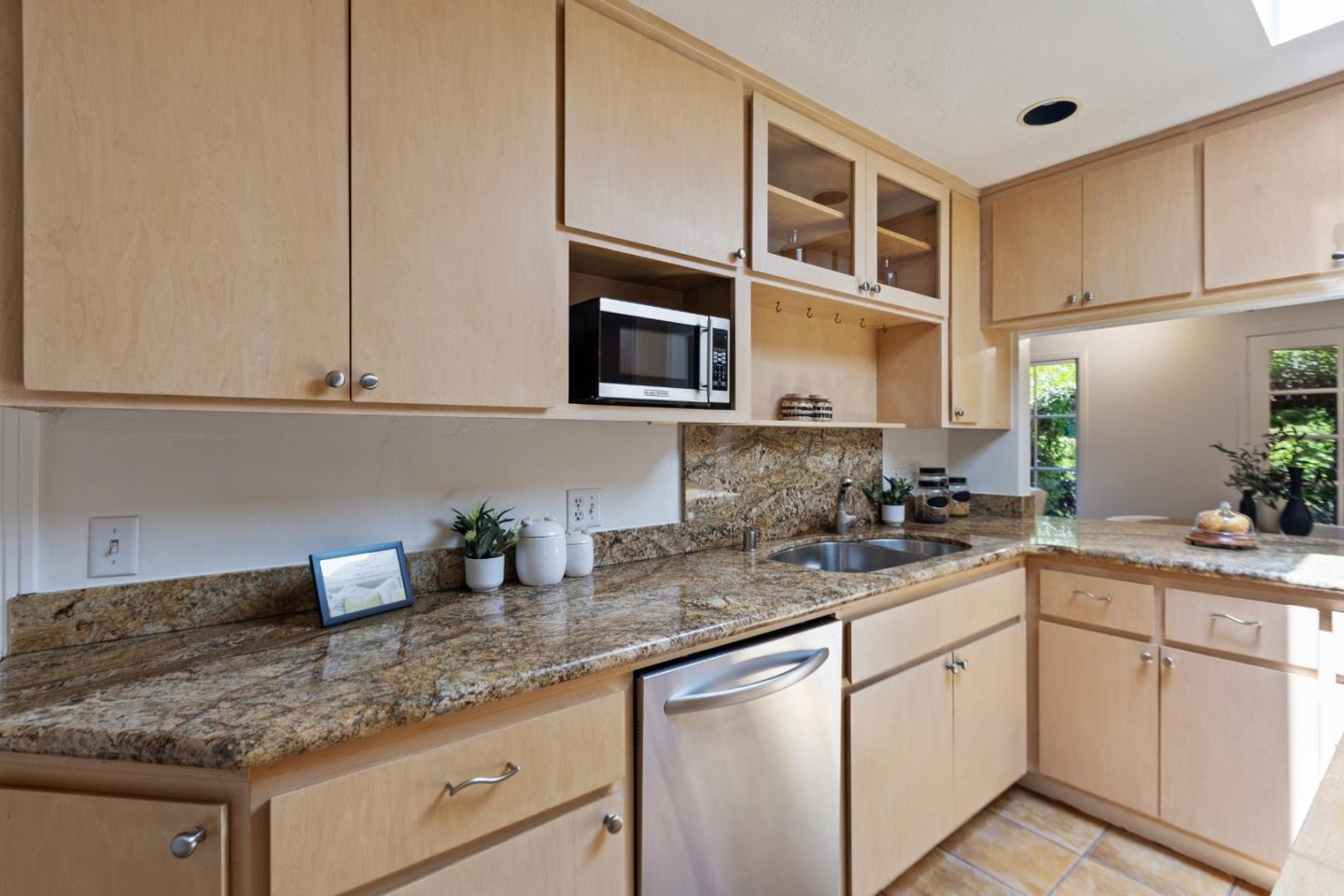 Detail Gallery Image 19 of 51 For 2001 Valparaiso Ave, Menlo Park,  CA 94025 - 3 Beds | 2 Baths