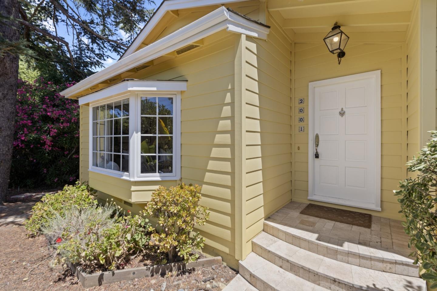 Detail Gallery Image 2 of 51 For 2001 Valparaiso Ave, Menlo Park,  CA 94025 - 3 Beds | 2 Baths