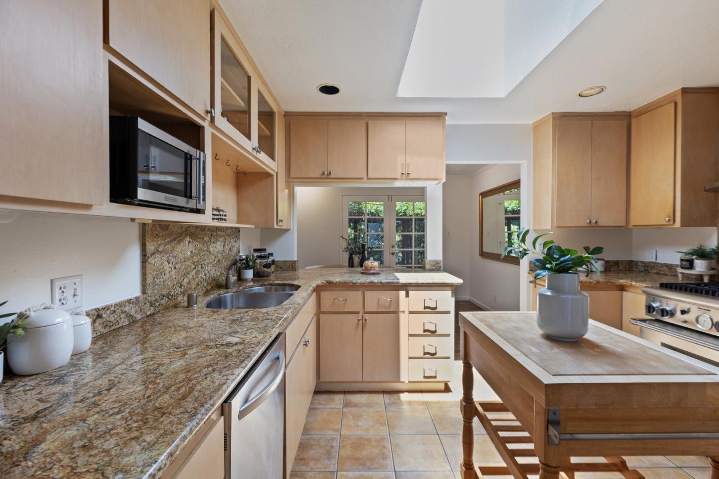 Detail Gallery Image 20 of 51 For 2001 Valparaiso Ave, Menlo Park,  CA 94025 - 3 Beds | 2 Baths